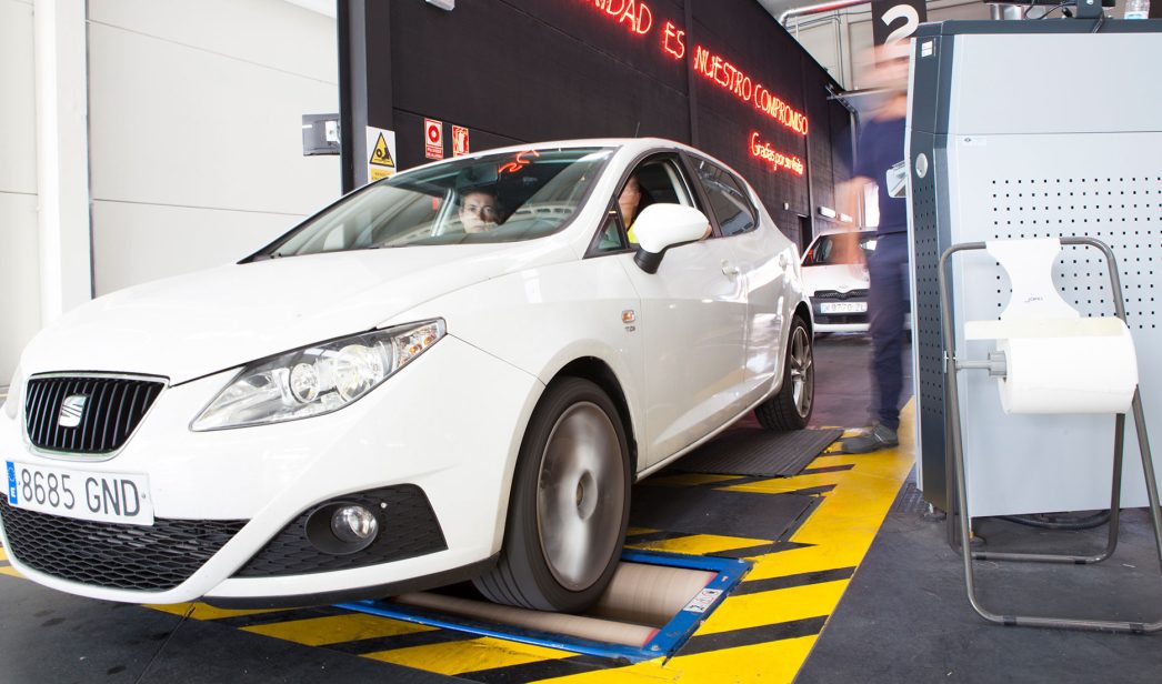 5 cosas que no debes dejar de inspeccionar antes de enfrentarte a la ITV 1 Motor16 REVISIÓN ES VISIÓN: NEUMÁTICOS Y LUCES A EXAMEN