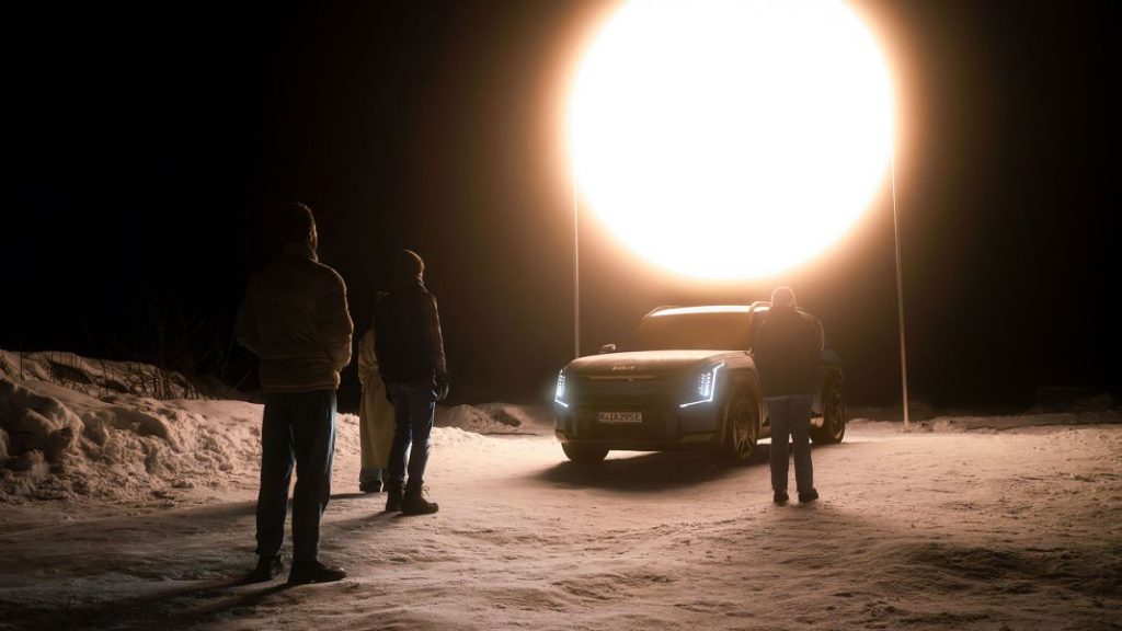 Un coche eléctrico capaz de reproducir la luz solar 4 Motor16 KIAEV9NorwaySunInstallation1 Motor16