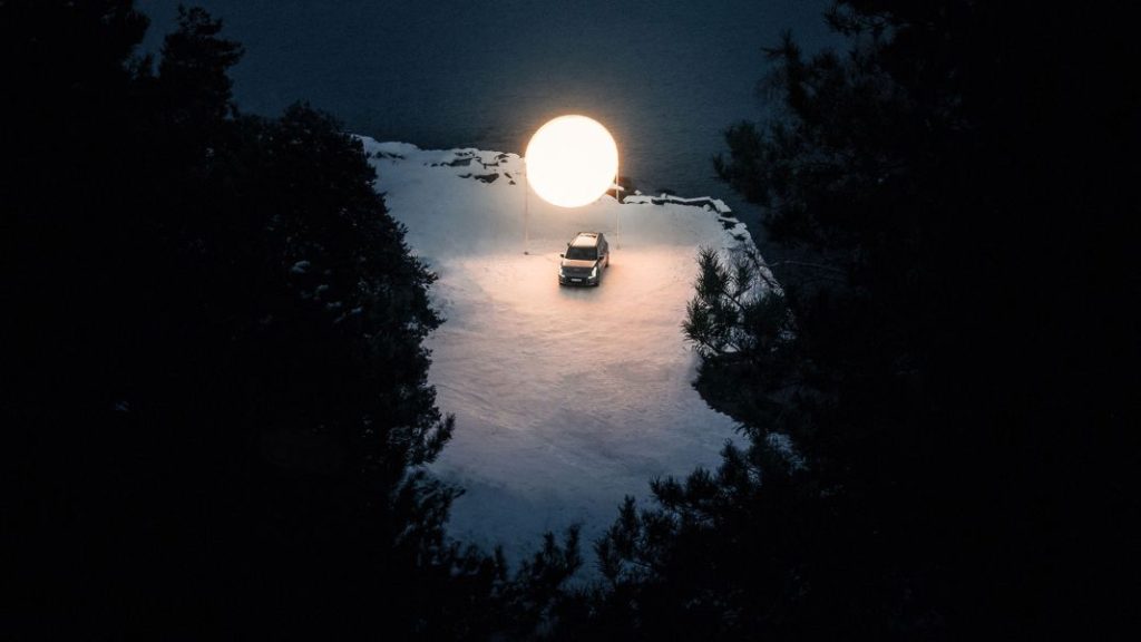 Un coche eléctrico capaz de reproducir la luz solar 1 Motor16 KIAEV9NorwaySunInstallation2 Motor16