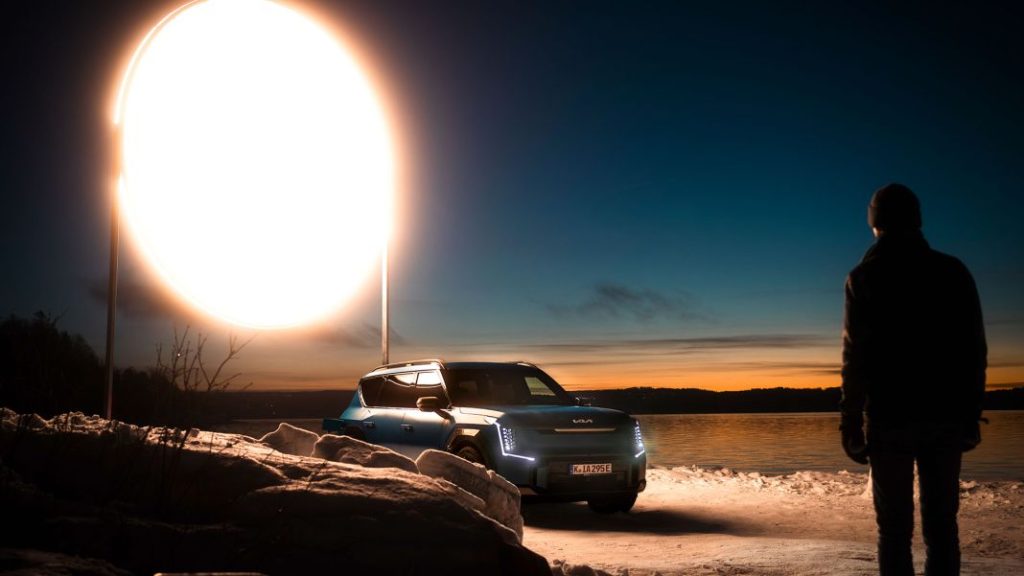 Un coche eléctrico capaz de reproducir la luz solar 2 Motor16 KIAEV9NorwaySunInstallation3 1 Motor16