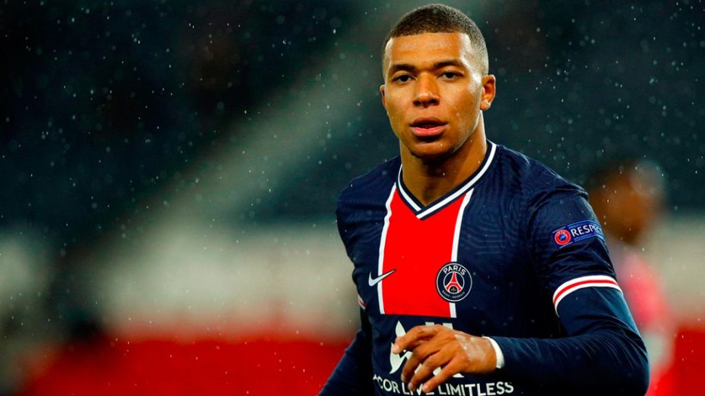 Ferrari, Porsche, Bugatti, Rolls-Royce… Así son los coches que Mbappé no puede conducir y que tiene aparcados en su garaje 156 Motor16 mbappe