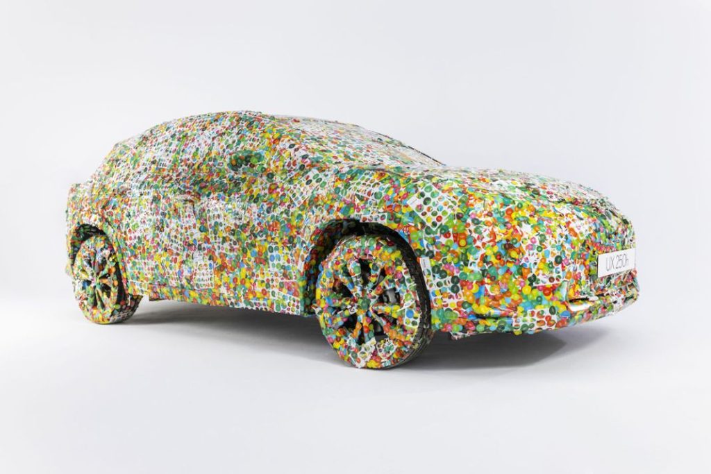 ¿Cuántas pegatinas cogen en la carrocería de un Lexus UX? 1 Motor16 LEXUS UX 250h Pegatinas Juvenalia 01 Motor16
