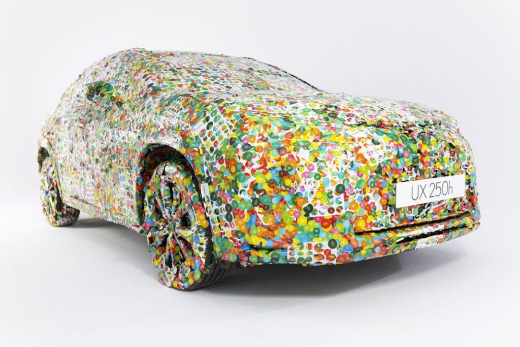 ¿Cuántas pegatinas cogen en la carrocería de un Lexus UX? 2 Motor16 LEXUS UX 250h Pegatinas Juvenalia 02 Motor16