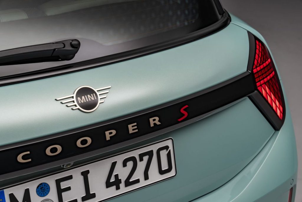 El nuevo Mini Cooper guarda las esencias: 3 puertas, de gasolina y con diversión al volante de serie 2 Motor16 MINI COOPER S 10 Motor16
