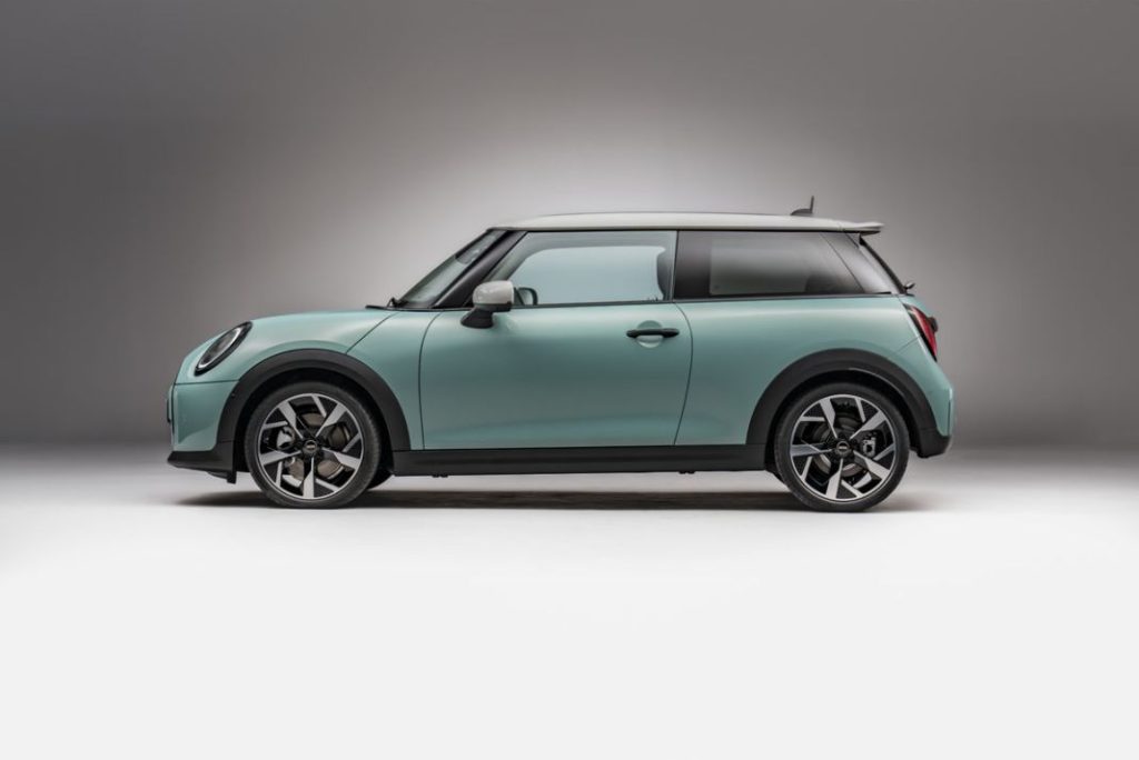 El nuevo Mini Cooper guarda las esencias: 3 puertas, de gasolina y con diversión al volante de serie 1 Motor16 MINI COOPER S 3 Motor16