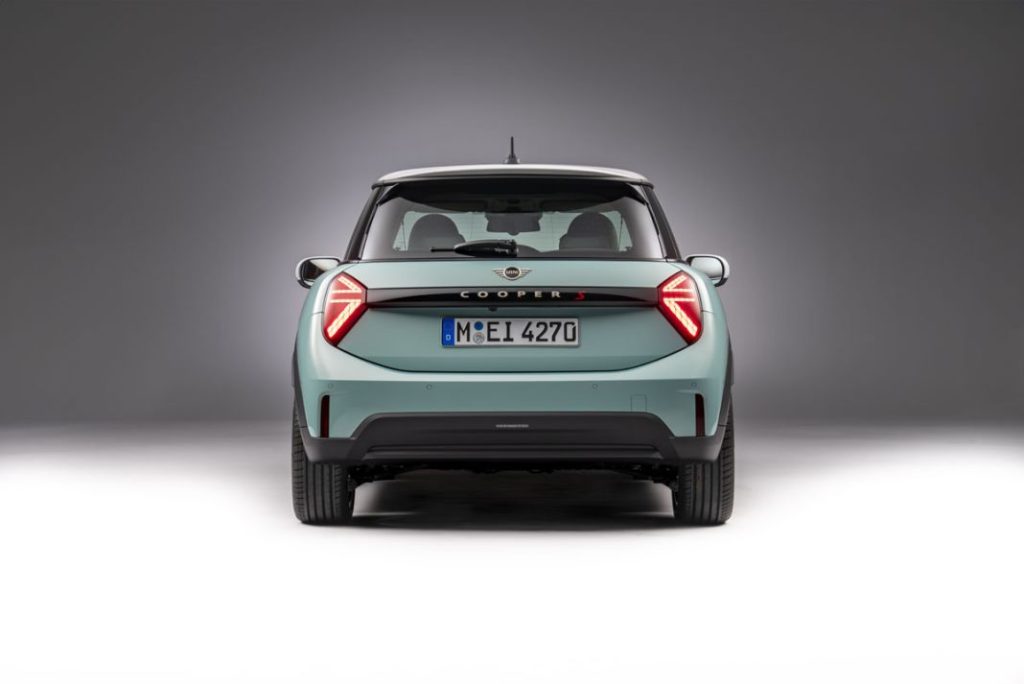 El nuevo Mini Cooper guarda las esencias: 3 puertas, de gasolina y con diversión al volante de serie 8 Motor16 MINI COOPER S 5 Motor16