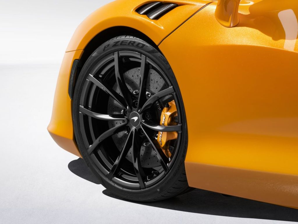McLaren Artura Spider: El súper deportivo híbrido enchufable, ahora sin techo 31 Motor16 McLaren Artura Spider Wheel Motor16