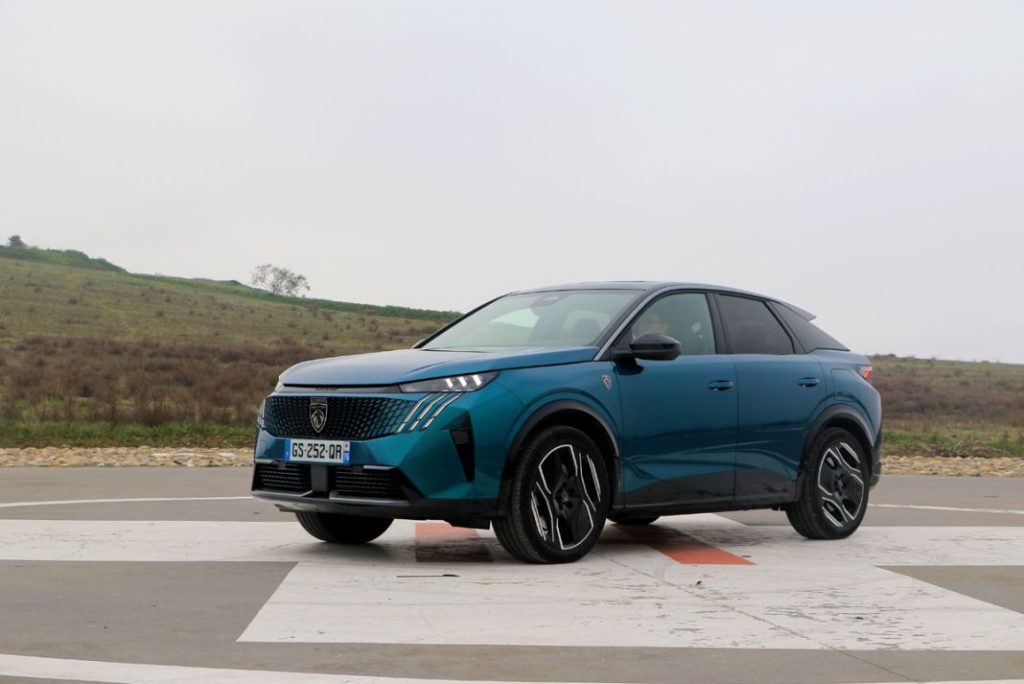 ¿Buscas coche? Los 25 modelos más vendidos en España este año 25 Motor16 PEUGEOT E 3008 1 Motor16