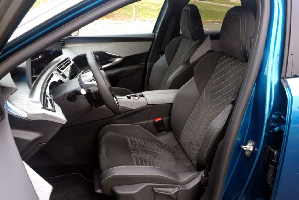 PEUGEOT E 3008 7 Motor16