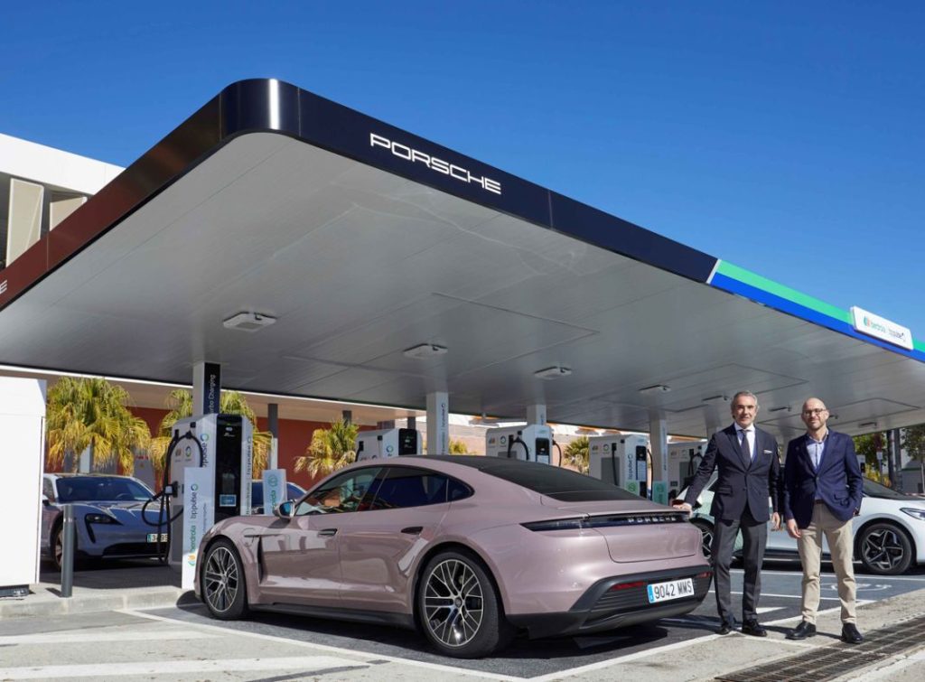 La comunidad en la que Porsche ha abierto una nueva estación de carga ultrarrápida 2 Motor16 TomasVillen DirectorGeneralPorscheIbericayPabloPirles DirectorGeneralIberdrola bppulse Motor16