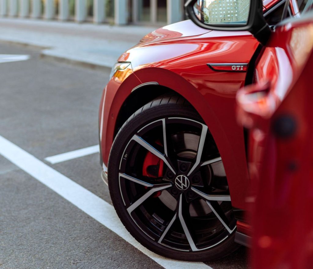 El nuevo Volkswagen Golf GTI ya tiene precio: Vete preparando la cartera 3 Motor16 2024 Volkswagen Golf GTI. Imagen llanta.