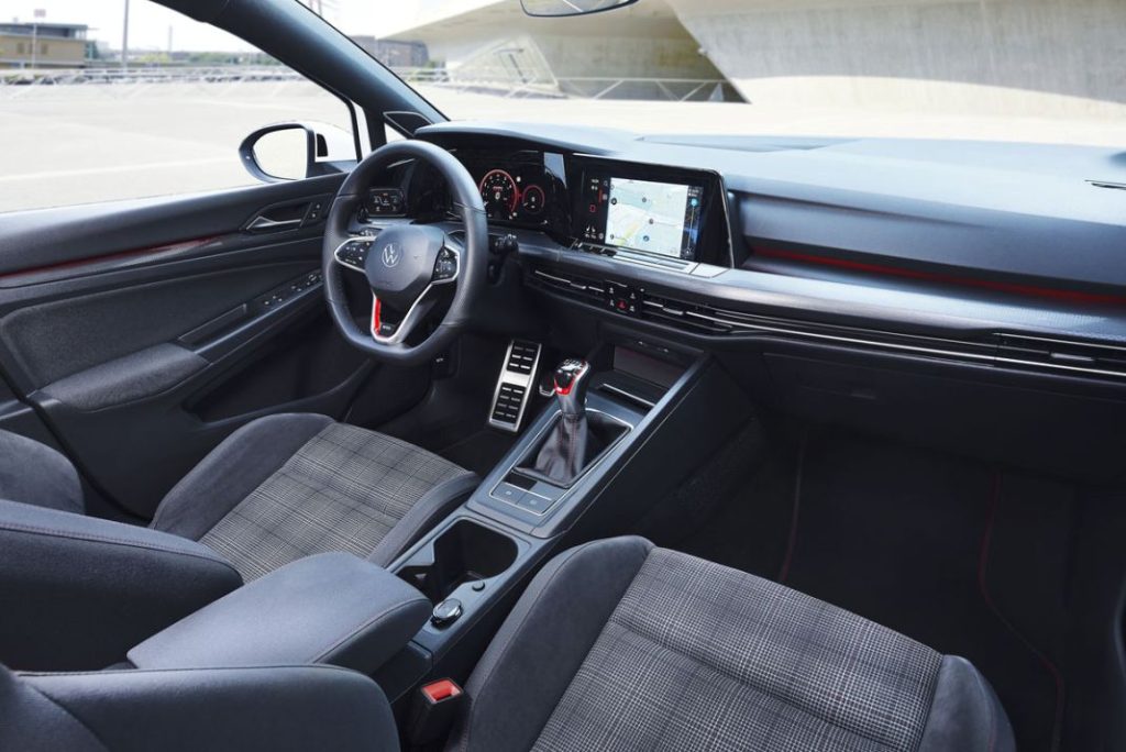El nuevo Volkswagen Golf GTI ya tiene precio: Vete preparando la cartera 1 Motor16 2024 Volkswagen Golf GTI. Imagen interior.