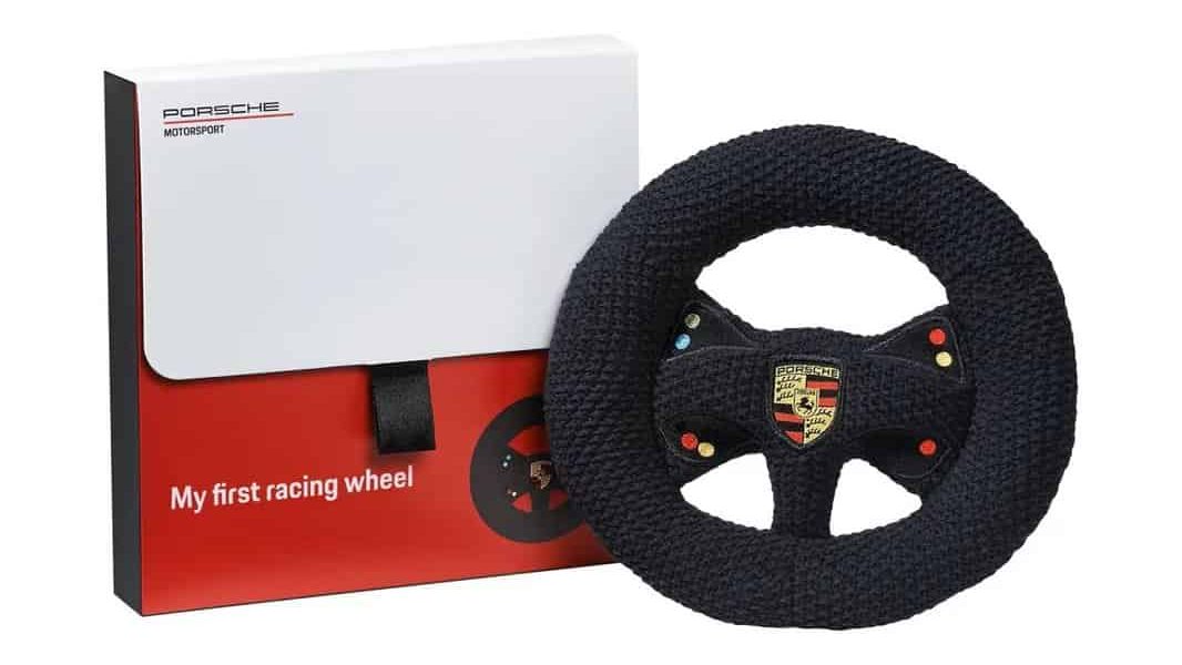 10 regalos para todo apasionado a los coches con los que es imposible fallar en San Valentín 99 Motor16 Volante de punto con sonajero Porsche 2 1333x1500 1 edited Motor16
