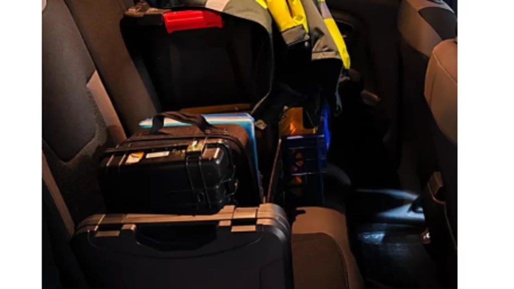 agentes tienen que colocar material profesional asientos traseros porque maletero 97 Motor16