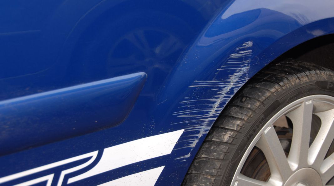 El secreto para arreglar un arañazo en tu coche que los talleres no quieren que sepas 2 Motor16 CONSIDERACIONES Y PRECAUCIONES