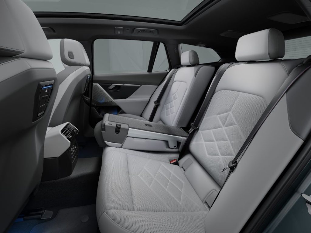 El nuevo BMW Serie 5 Touring llega con versiones eléctricas y una carrocería de más de cinco metros 4 Motor16 bmw serie 5 touring interior estudio 11 Motor16