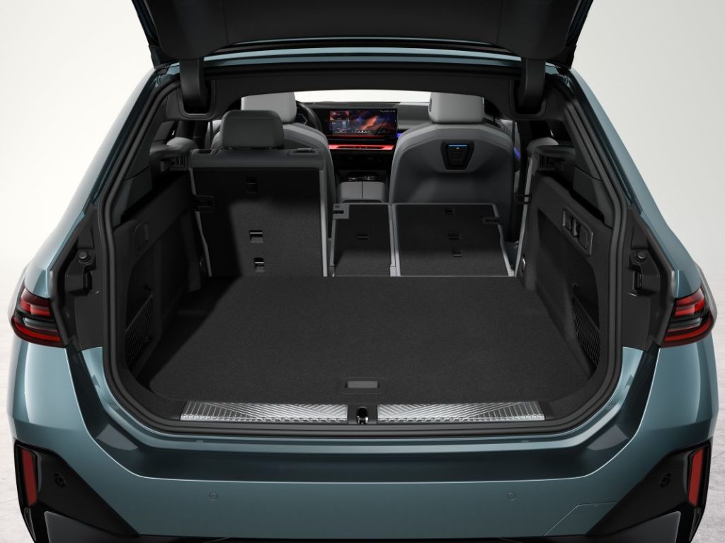 El nuevo BMW Serie 5 Touring llega con versiones eléctricas y una carrocería de más de cinco metros 5 Motor16 bmw serie 5 touring interior estudio 12 Motor16