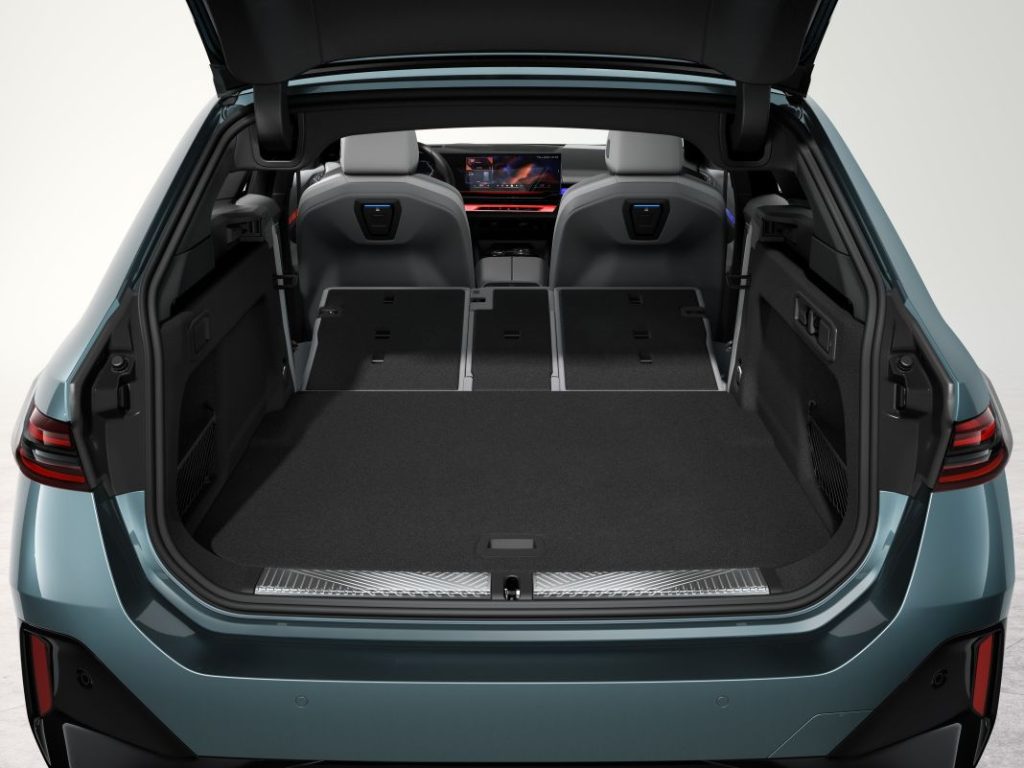 El nuevo BMW Serie 5 Touring llega con versiones eléctricas y una carrocería de más de cinco metros 6 Motor16 bmw serie 5 touring interior estudio 13 Motor16