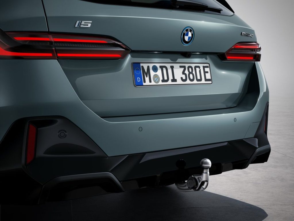 El nuevo BMW Serie 5 Touring llega con versiones eléctricas y una carrocería de más de cinco metros 16 Motor16 bmw serie 5 touring interior estudio 15 Motor16