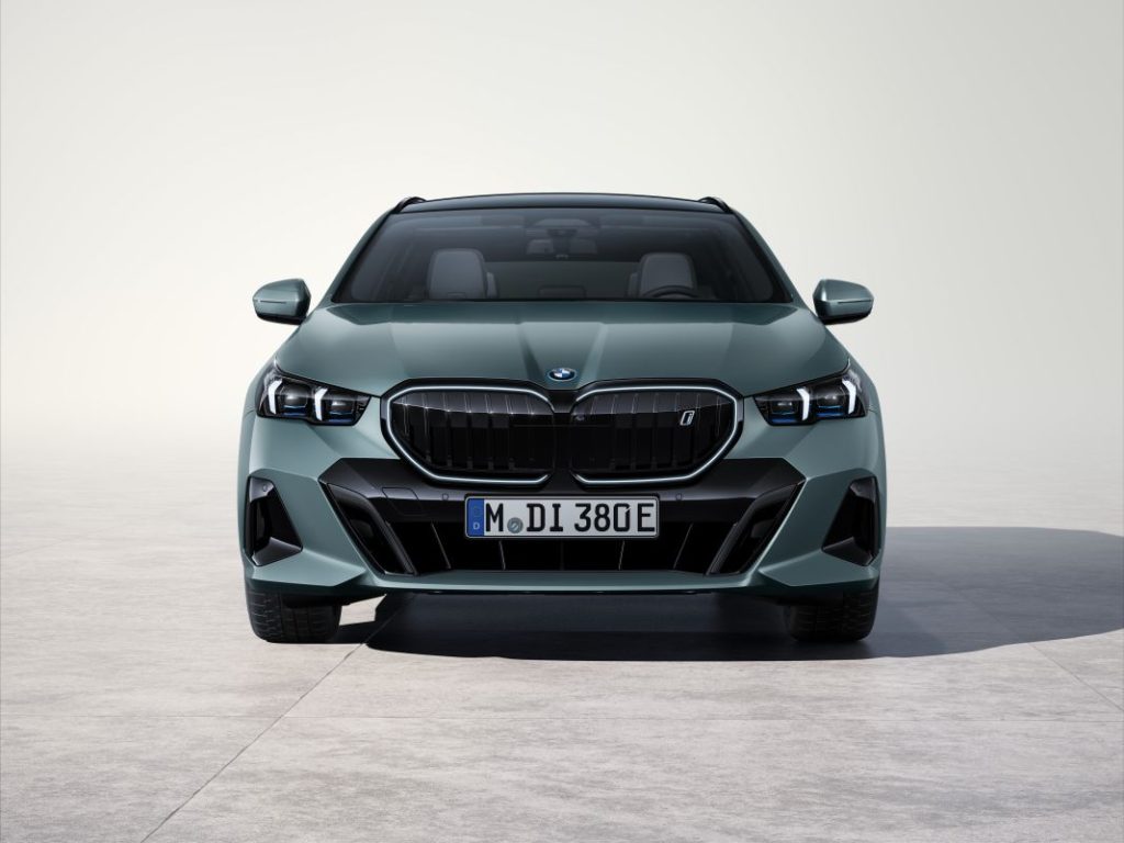 El nuevo BMW Serie 5 Touring llega con versiones eléctricas y una carrocería de más de cinco metros 11 Motor16 bmw serie 5 touring interior estudio 7 Motor16