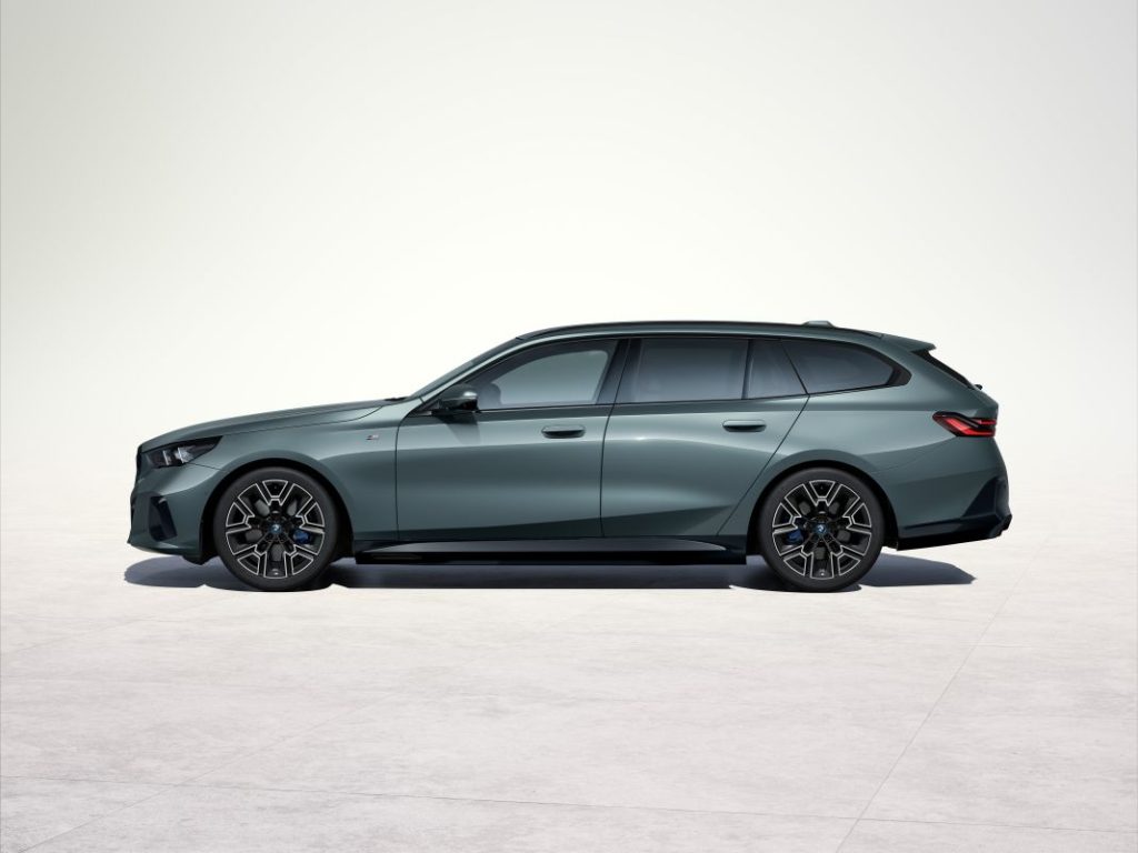 El nuevo BMW Serie 5 Touring llega con versiones eléctricas y una carrocería de más de cinco metros 8 Motor16 bmw serie 5 touring interior estudio 9 Motor16