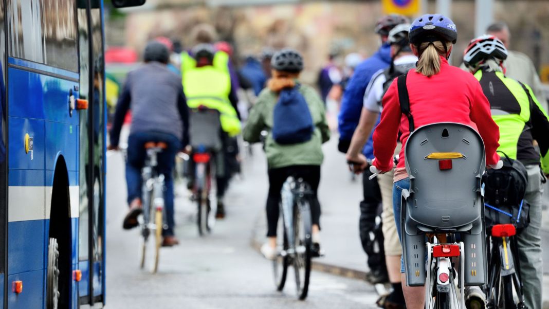 5 multas de tráfico que la DGT puede poner a un ciclista 2 Motor16 SEGURIDAD ANTE TODO: LA CONCIENCIACIÓN VIAL