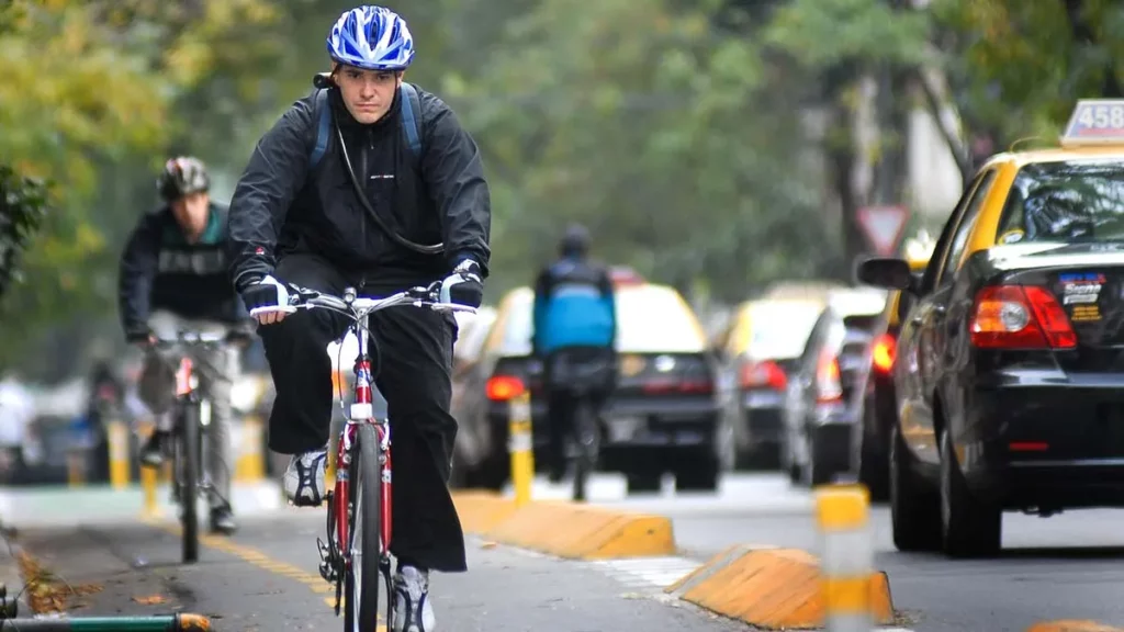 ‘Porque puedo y porque quiero’: El ciclista que incendia las redes sociales al ir por la carretera cuando hay carril bici 137 Motor16 DGT