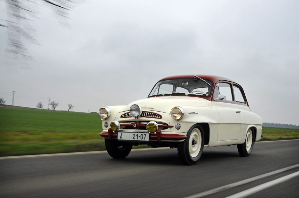 Si tienes uno de estos coches, no podrás llevar a niños pequeños desde ya: la lista definitiva 42 Motor16 diferencias entre un coche viejo un coche clasico y un coche historico 3 Motor16
