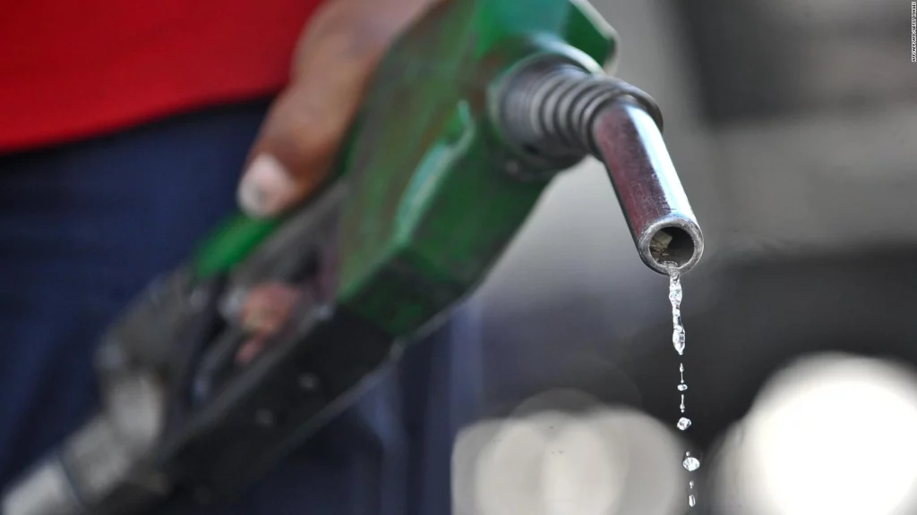 El cartel que toda gasolinera tiene y que debes leer con detenimiento: 100 euros están en juego 9 Motor16 5 artilugios que prometen ahorrar gasolina y que no valen para nada. gasolinera