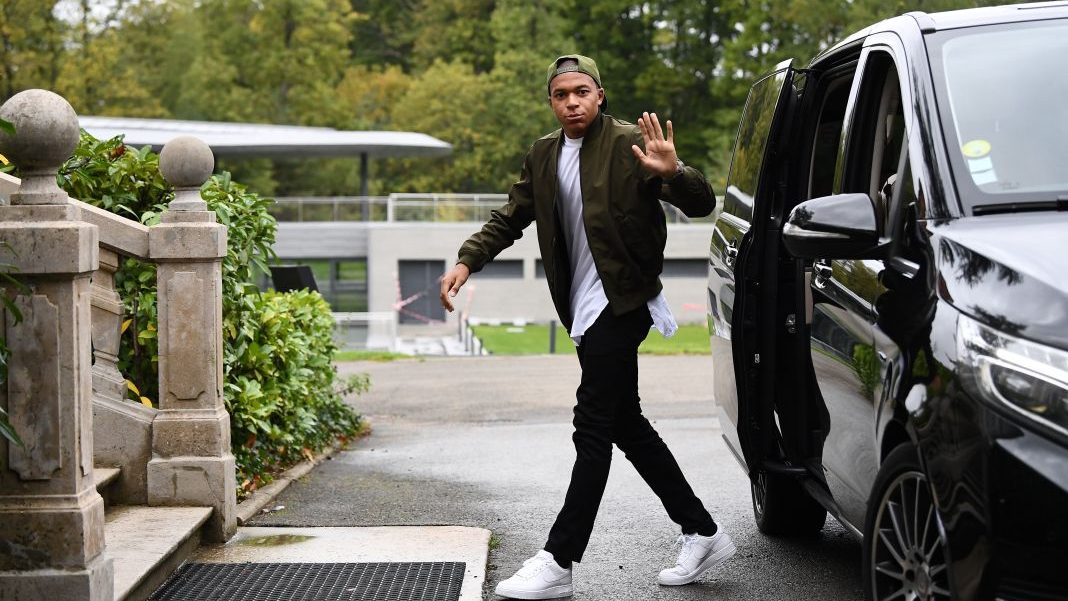 Ferrari, Porsche, Bugatti, Rolls-Royce… Así son los coches que Mbappé no puede conducir y que tiene aparcados en su garaje 157 Motor16 mbappe