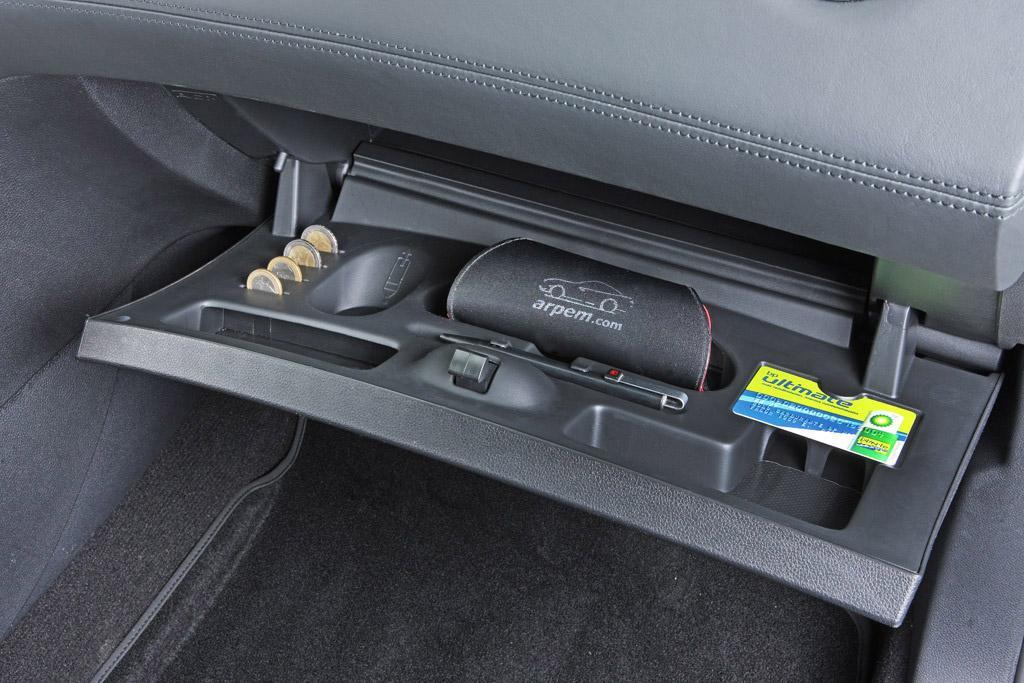 Los papeles que la DGT quiere que siempre lleves en la guantera 2 Motor16 TIPS PARA MANTENER TU GUANTERA ORGANIZADA Y AL DÍA