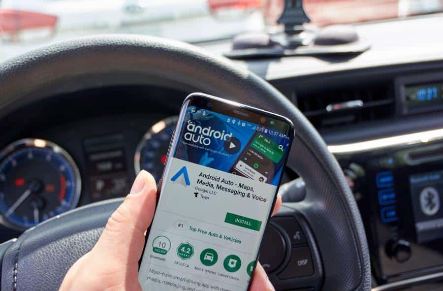 Instalar pantallas con Android Auto en las motos es la última moda: Pero la DGT no piensa lo mismo 3 Motor16 móviles