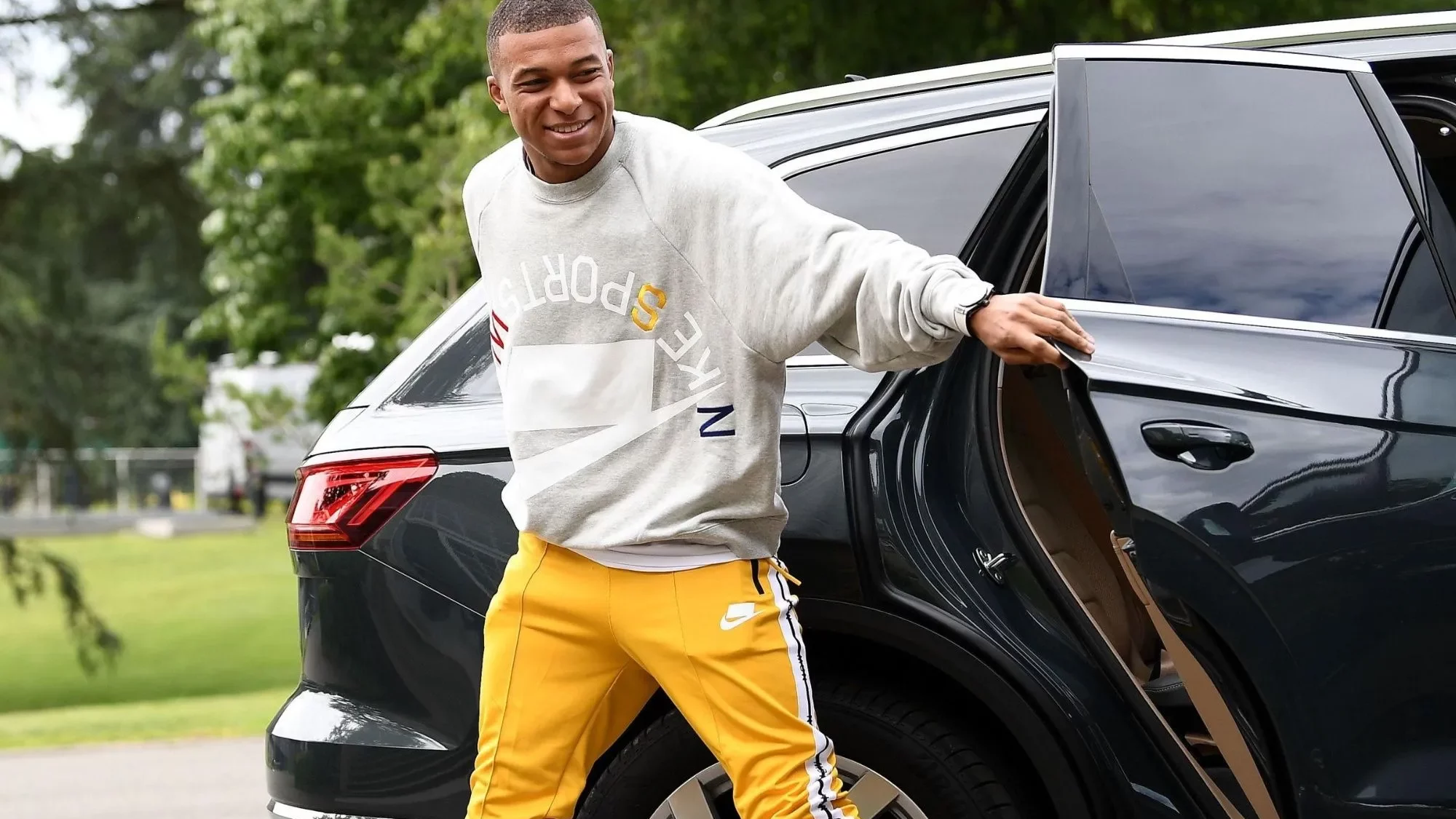 Ferrari, Porsche, Bugatti, Rolls-Royce… Así son los coches que Mbappé no puede conducir y que tiene aparcados en su garaje 158 Motor16 mbappe