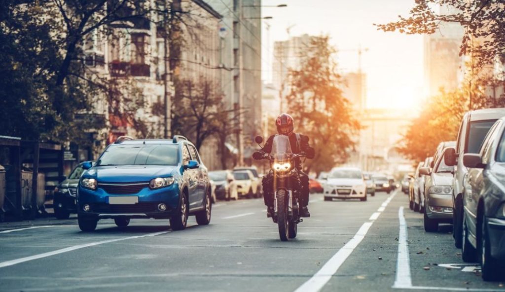 Innovadora patente de Honda revoluciona la seguridad de motoristas en carretera 2 Motor16 Pros y contras de conducir en moto por ciudad