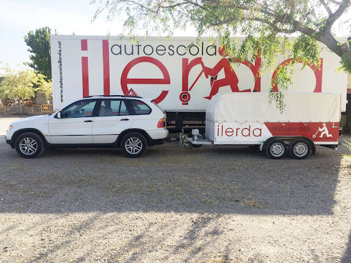 El carnet que la DGT te obliga a tener para conducir un coche con remolque 153 Motor16 permisos