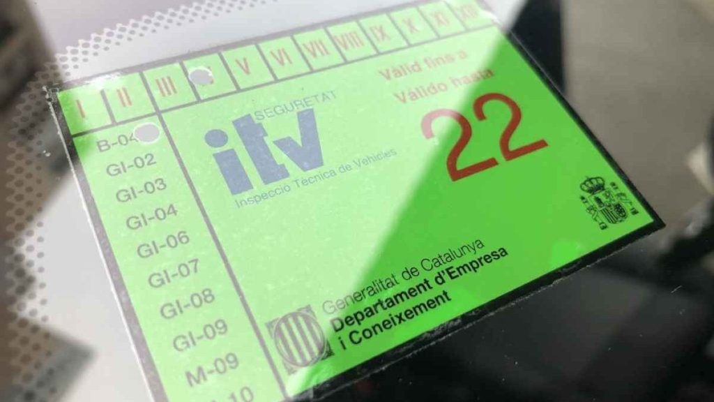 ¿Qué pasa si tengo que pasar la ITV y esta se encuentra de huelga? 187 Motor16 pegatinas 1 edited Motor16