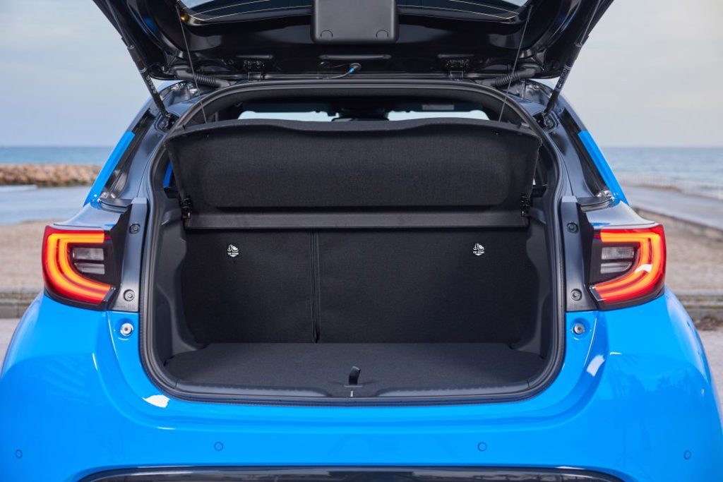 Primera prueba del Toyota Yaris Hybrid 130 CV 2024: Más potente y equipado pero igualmente híbrido 4 Motor16 toyota yaris 2024 interior 1 Motor16