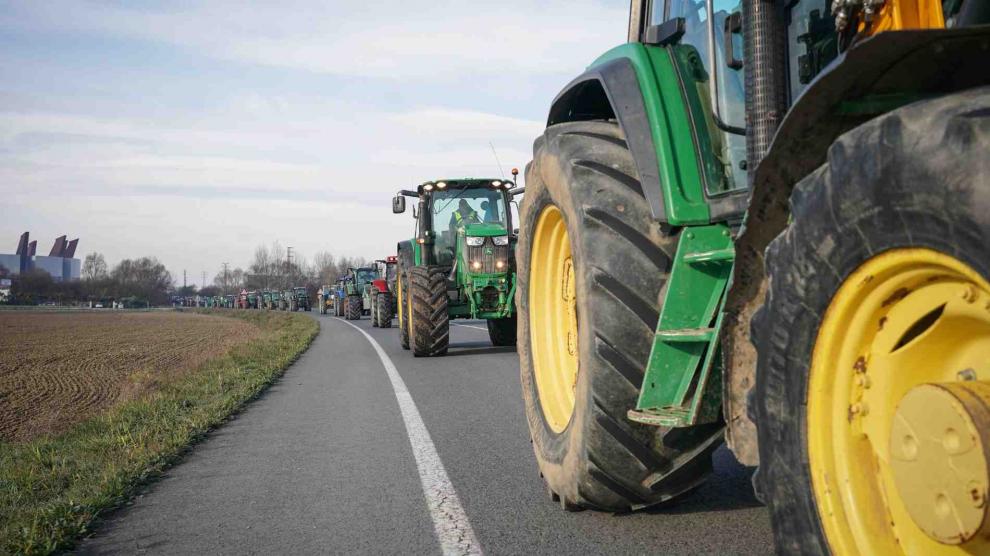 La DGT dice si es esencial el carné para manejar tractores 1 Motor16 tractor