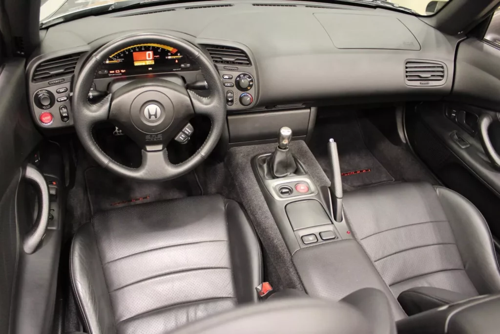 2000 Honda S2000 Cars & Bids. Imagen interior.