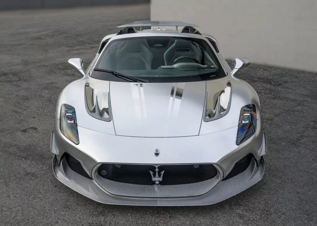 2024 7Design Maserati MC20 Cielo Aria Silver Surfer. Imagen delantera.