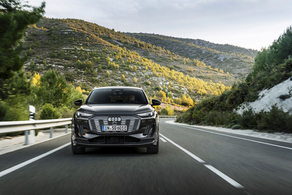 Audi Q6 e-tron: El primero de una prometedora gama de vehículos eléctricos 4 Motor16 2024 Audi Q6 e-tron. Imagen movimiento