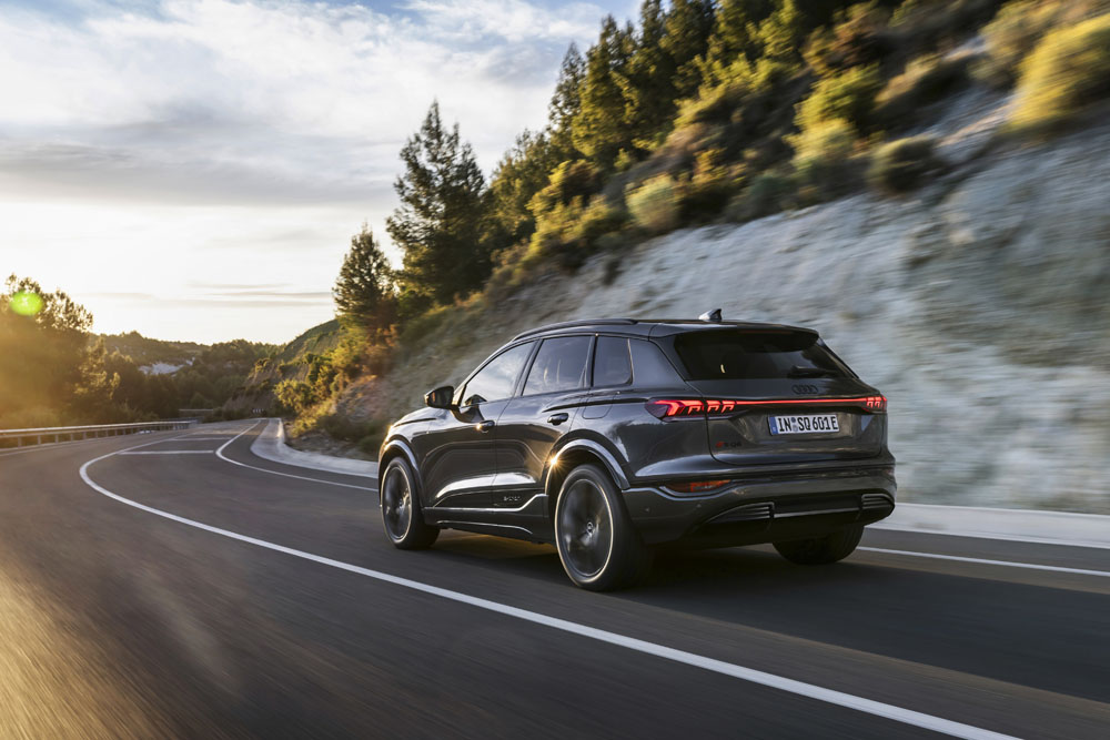 2024 Audi Q6 e-tron. Imagen movimiento trasera.