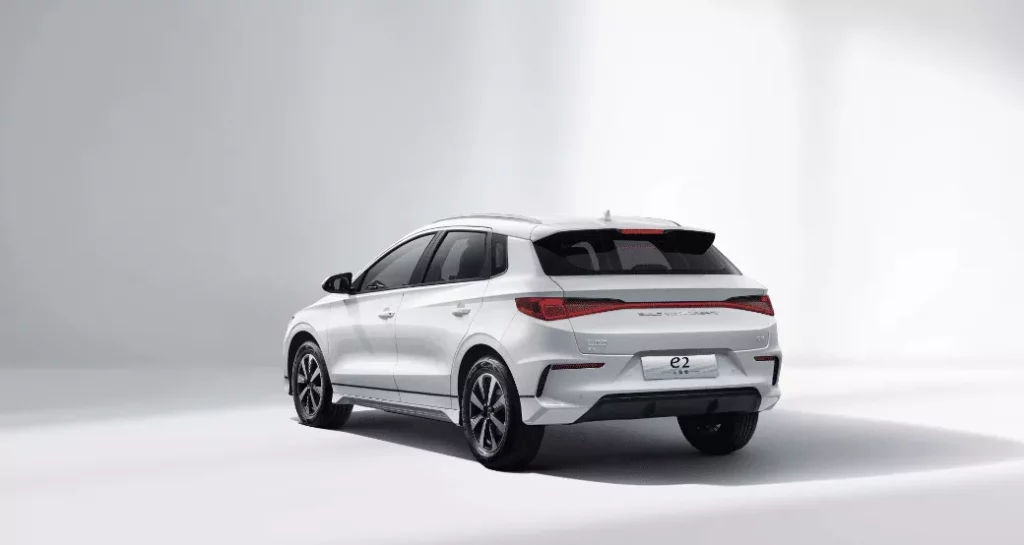 BYD e2: Estrena eléctrico a precio de Toyota Auris Hybrid con 200.000 km y 10 años 5 Motor16 2024 BYD e2 2 Motor16