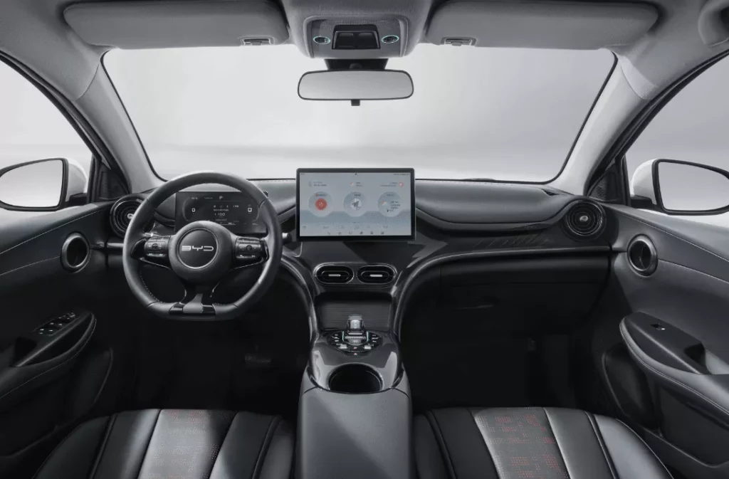 BYD e2: Estrena eléctrico a precio de Toyota Auris Hybrid con 200.000 km y 10 años 2 Motor16 2024 BYD e2. Imagen salpicadero.