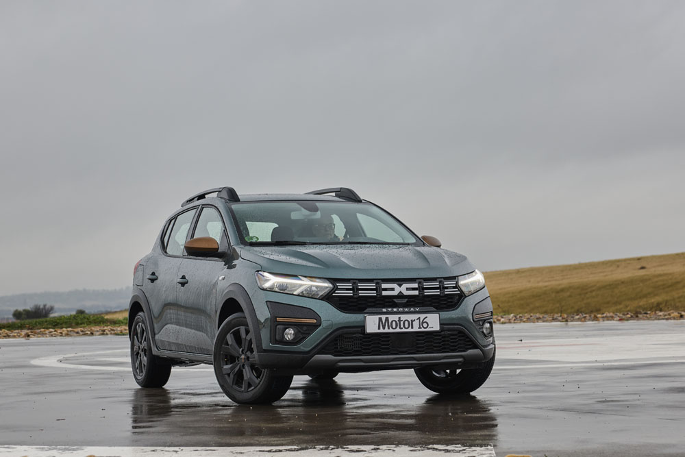 El mercado de coches se estanca a mitad de año y los eléctricos caen 1 Motor16 El Dacia Sandero sigue siendo el coche preferido por los españoles.