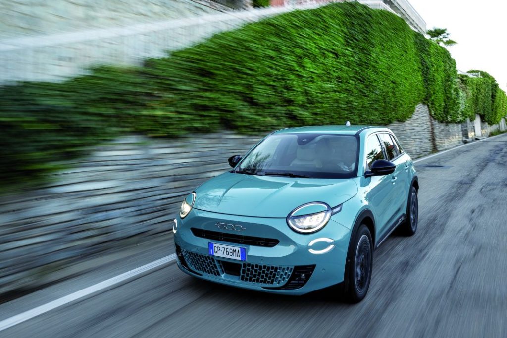 El profesor de autoescuela que explica cómo hacer una rotonda y que incendia las redes sociales 73 Motor16 2024 Fiat 600 Hybrid. Imagen portada.