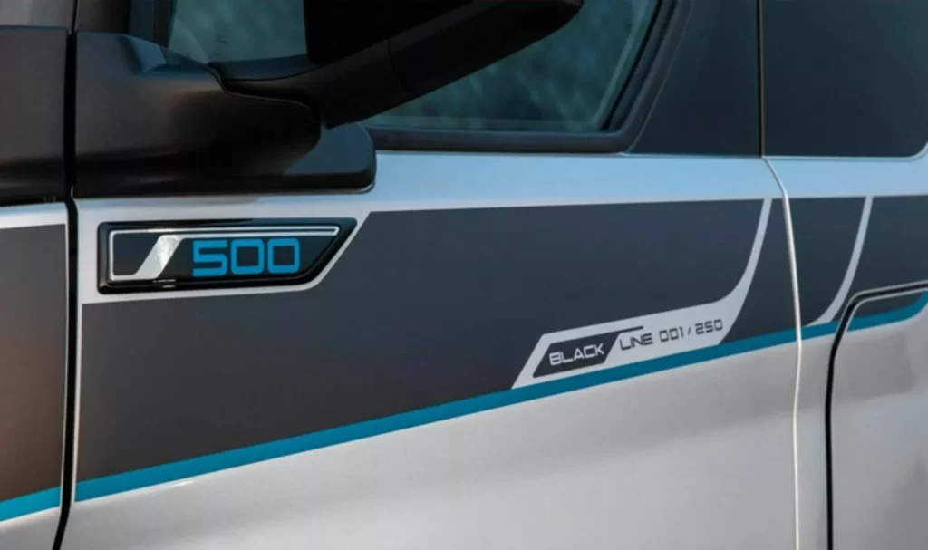 La última edición especial de Ford ha sido creada para su inmenso F-MAX 17 Motor16 2024 Ford F Max Blackline 10 Motor16