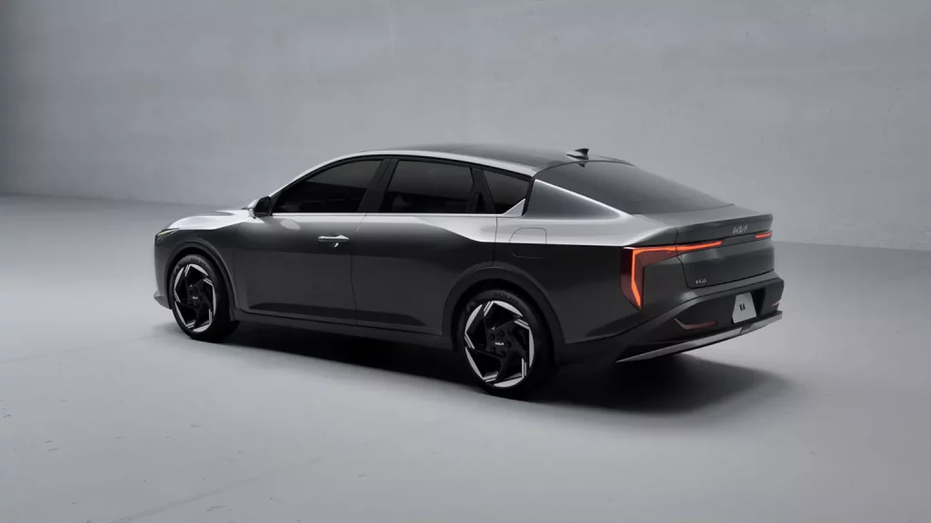 Kia K4: El Ceed 'con culo' comienza a insinuarse 1 Motor16 2024 Kia K4. Imagen trasera.