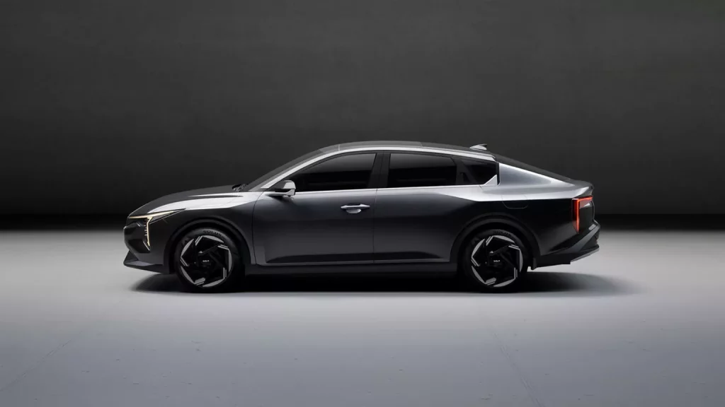 Kia K4: El Ceed 'con culo' comienza a insinuarse 3 Motor16 2024 Kia K4. Imagen silueta.