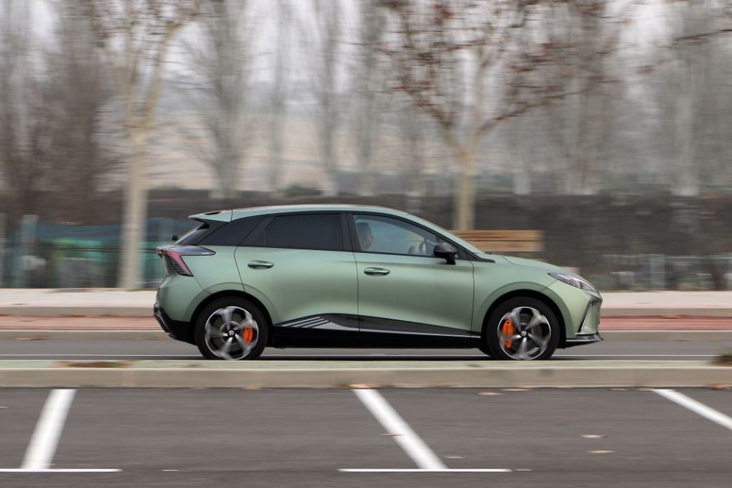 Los coches eléctricos chinos hacen récord de ventas en junio en Europa... antes de los aranceles 1 Motor16 El MG4 es el modelo más vendido en junio entre los coches eléctricos chinos.